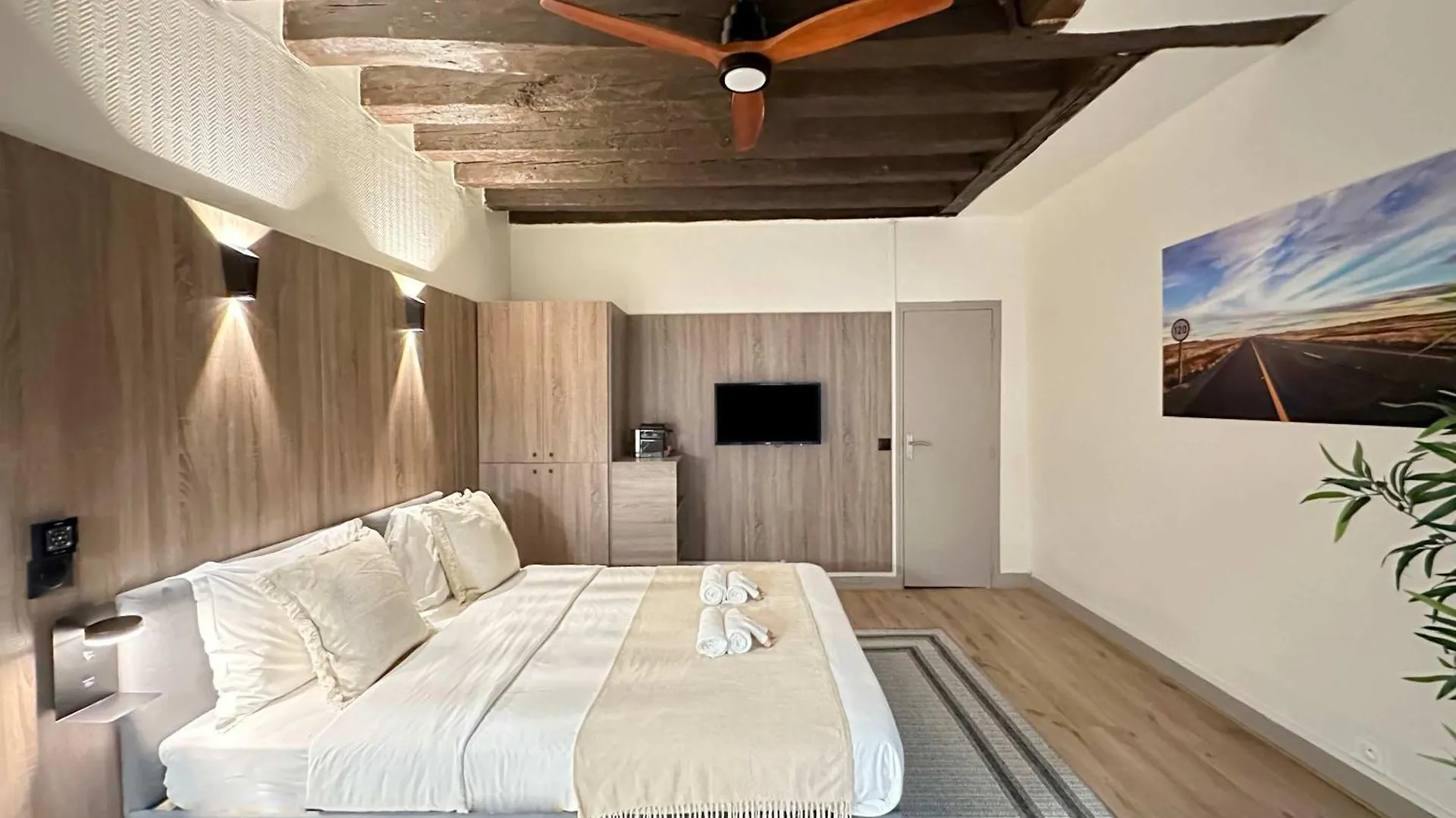 Elegant Studio Steps Away From Iconic Landmarks Paris France