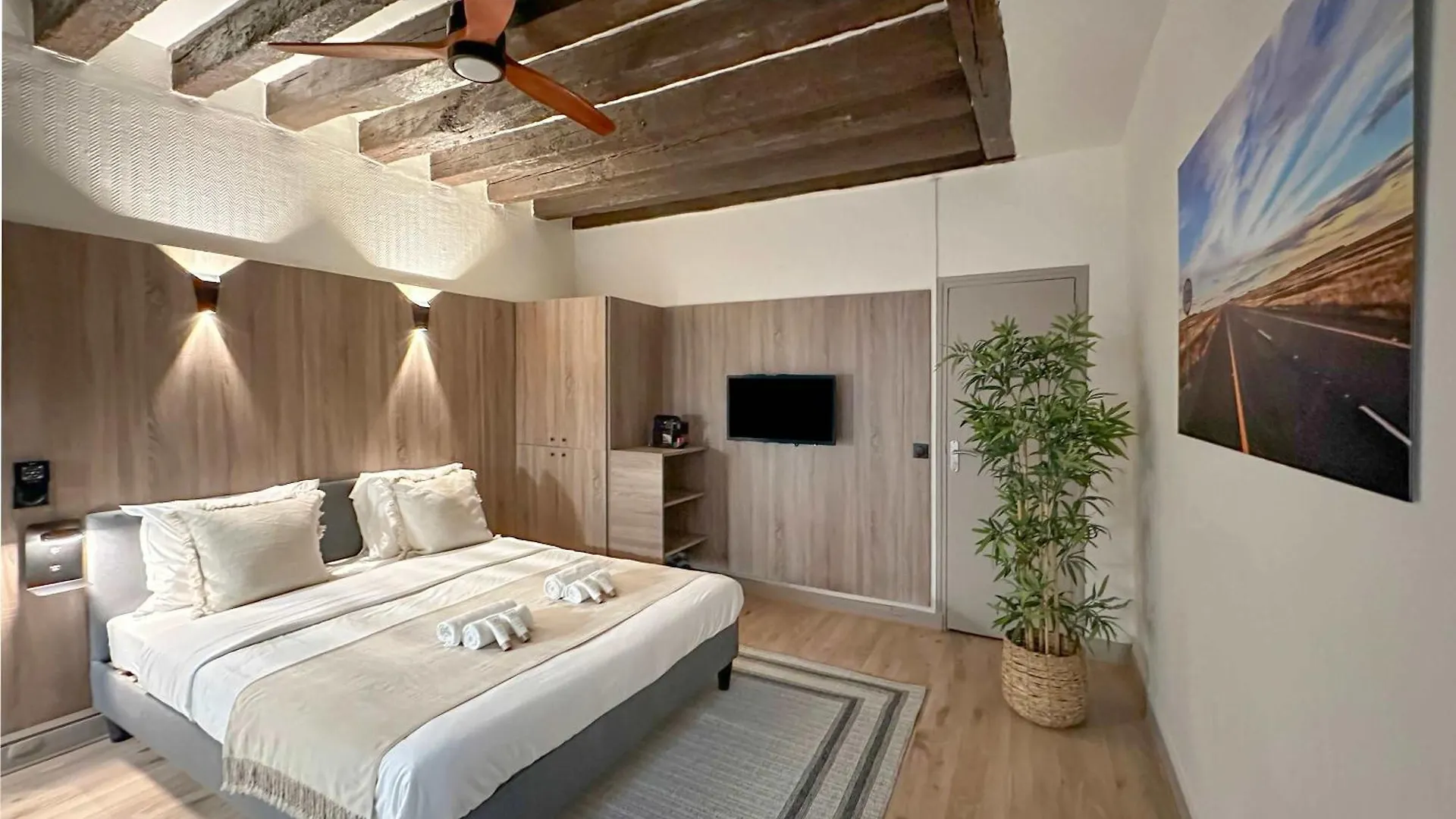 Elegant Studio Steps Away From Iconic Landmarks Paris