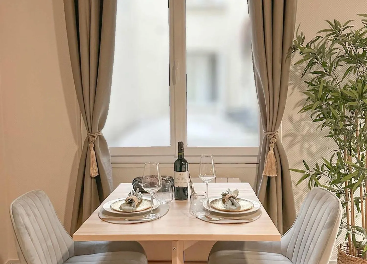 Elegant Studio Steps Away From Iconic Landmarks Paris